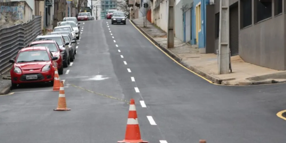 A Prefeitura de Ponta Grossa iniciou, nesta semana, a renovação da sinalização da rua Comendador Miró, na região Central
