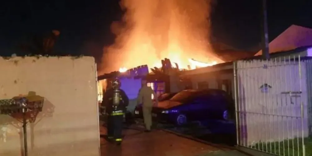 Incêndio começou por volta das 2h30. A família dormia e foi acordada por moradores da região que perceberam as chamas