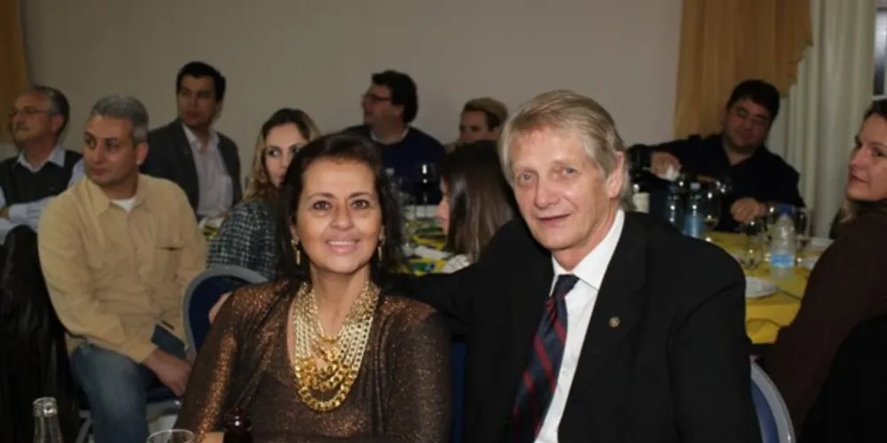 NOVO CICLO - A empresária Maria Cristina Horodisky comemorou na intimidade familiar recentemente, a passagem de seu aniversário. Vale registrar que Cristina ao lado de seu marido Konstanty responde pela Obra Primma Molduraria, a mais conceituada e tradicional casa de molduras dos Campos Gerais. Da coluna RC os votos de saúde e alegrias.