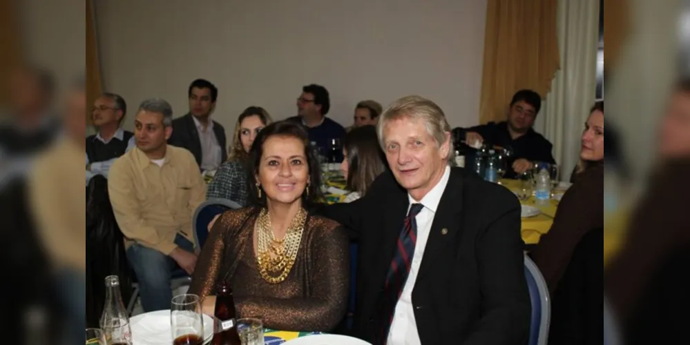 NOVO CICLO - A empresária Maria Cristina Horodisky comemorou na intimidade familiar recentemente, a passagem de seu aniversário. Vale registrar que Cristina ao lado de seu marido Konstanty responde pela Obra Primma Molduraria, a mais conceituada e tradicional casa de molduras dos Campos Gerais. Da coluna RC os votos de saúde e alegrias.