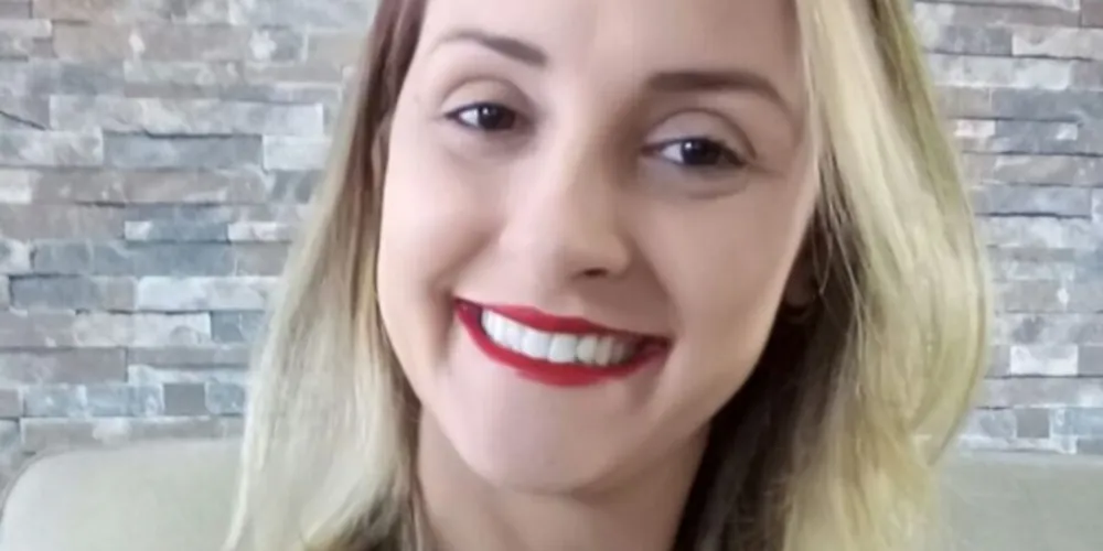 Lucélia, há aproximadamente um ano, sofreu uma queda após subir em um telhado para resgatar um gato. Com o acidente, ela ficou gravemente ferida e tetraplégica