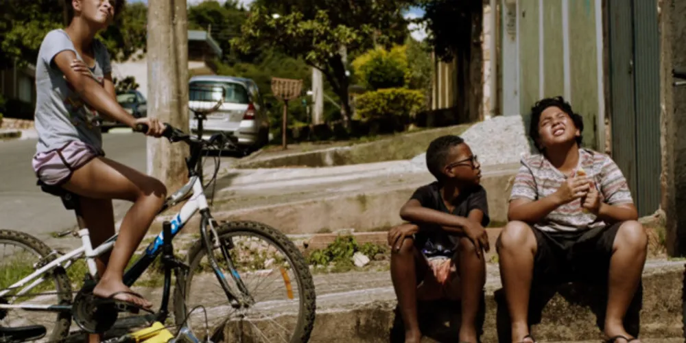 O filme transparece um tom contemplador, ao mesmo tempo que aprofunda dificuldades e dilemas de seus personagens de forma sútil