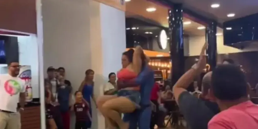 Homem fantasiado de Homem-Aranha entra em ação e separa briga entre mulheres em praça de alimentação