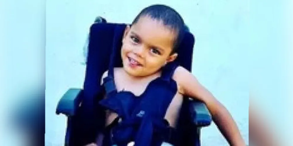 Menino possui paralisia cerebral espástica quadriplégica, que limita o controle dos movimentos das pernas e dos braços