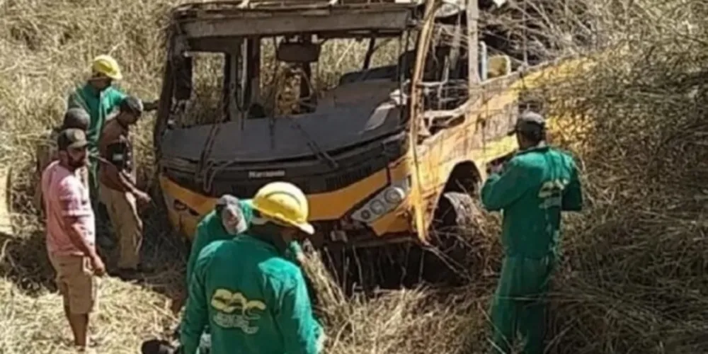 O motorista teria perdido o controle da direção e desceu um barranco com cerca de 60 metros.