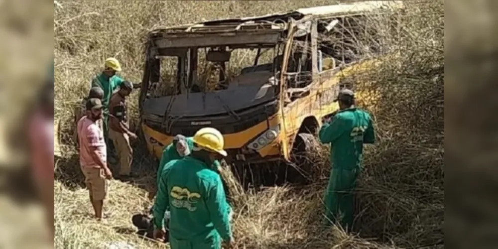 O motorista teria perdido o controle da direção e desceu um barranco com cerca de 60 metros.