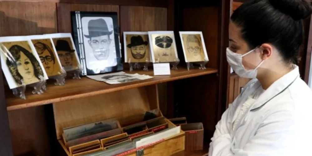 O museu fica no bairro Tarumã, em Curitiba, no prédio-sede da Polícia Científica.