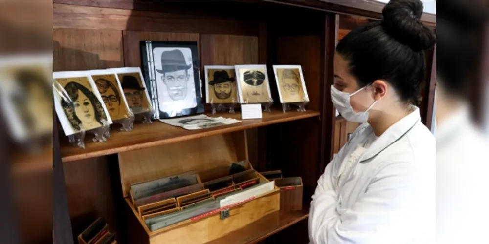 O museu fica no bairro Tarumã, em Curitiba, no prédio-sede da Polícia Científica.