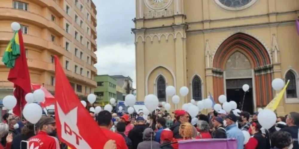 Manifestação foi realizada em frente à Catedral Basílica de Curitiba.