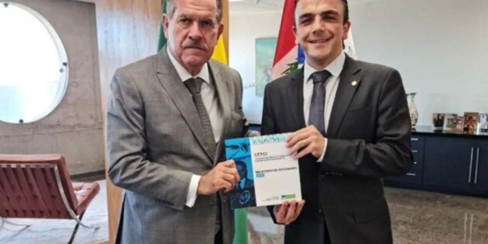 Aliel Machado na entrega do relatório da Comissão de Ciência e Tecnologia ao ministro Humberto Martins.