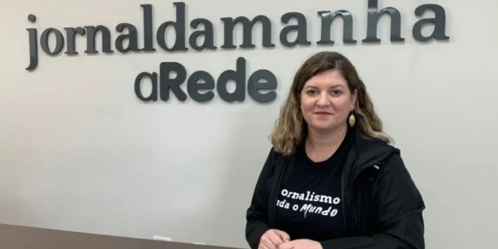 Kátia Brembatti em visita à redação do Jornal da Manhã.