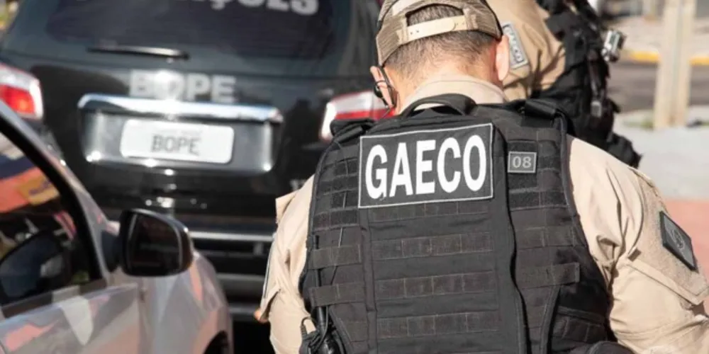 Mandados foram cumpridos pelo Gaeco em residências dos investigados no litoral