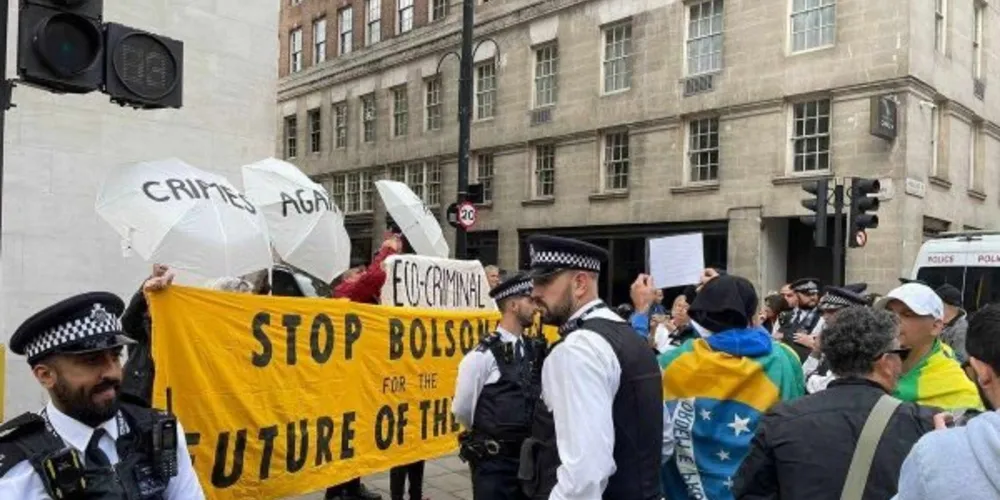 Após manifestações de grupos favoráveis ao governo, opositores chegaram ao local com faixas e cartazes