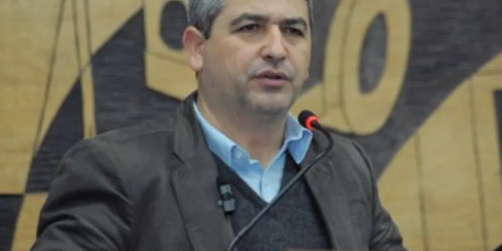 Pastor Ezequiel Bueno (Avante) na tribuna da Câmara Municipal de Ponta Grossa.