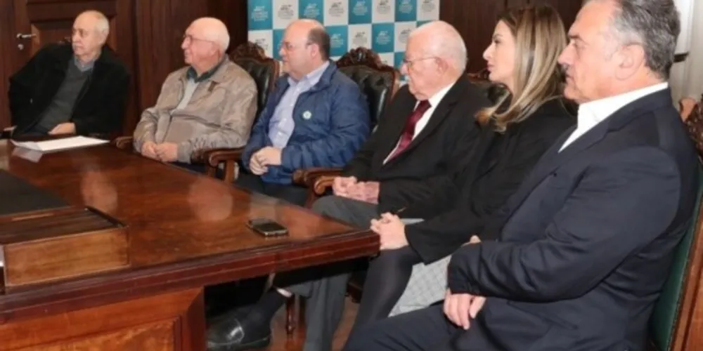Reunião entre os parlamentares e representantes da Santa Casa na Assembleia Legislativa.