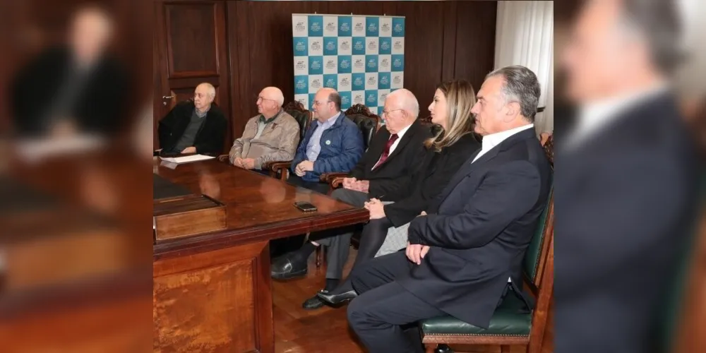 Reunião entre os parlamentares e representantes da Santa Casa na Assembleia Legislativa.