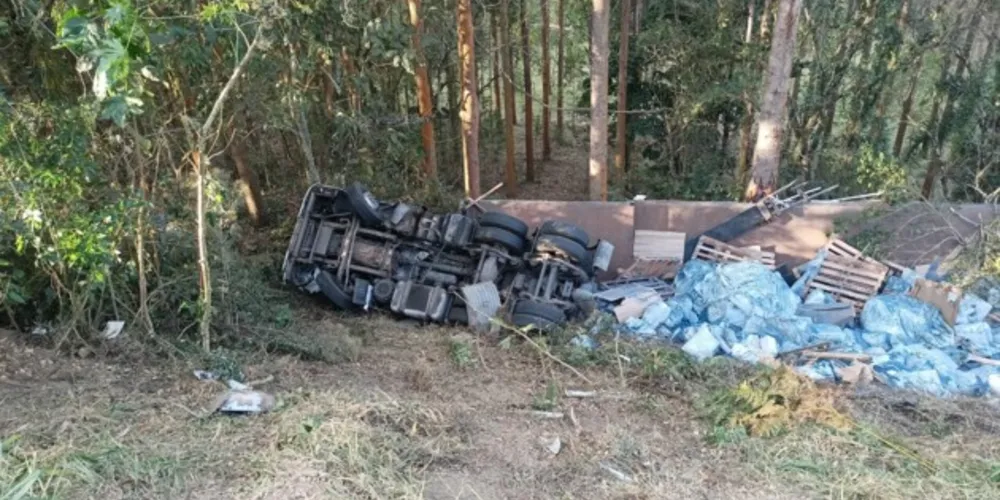 Acidente na PR-090 aconteceu ainda pela madrugada