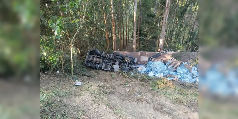 Acidente na PR-090 aconteceu ainda pela madrugada