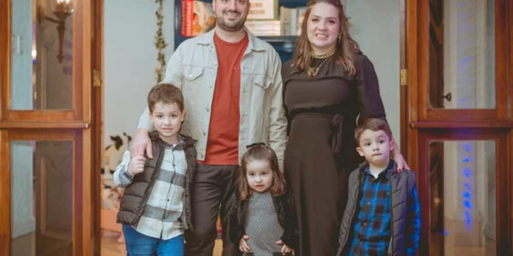 PORTRAIT - Recentemente Carolina e Conrado Vendrami recepcionaram amigos e convidados especiais para a inauguração da Vila Vilô Store, uma loja especializada em brinquedos educativos. Com muita animação, descontração e encantamento a inauguração movimentou pais e filhos em uma noite especial. No registro, o casal e seus filhos Lorenzo, Vicente e Manuela.