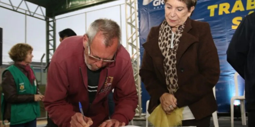 Prefeita Elizabeth Schmidt acompanhou a assinatura dos contratos no Ouro Verde.