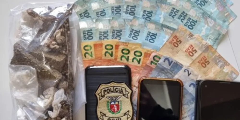 Dinheiro em espécie, drogas e celulares foram apreendidos.