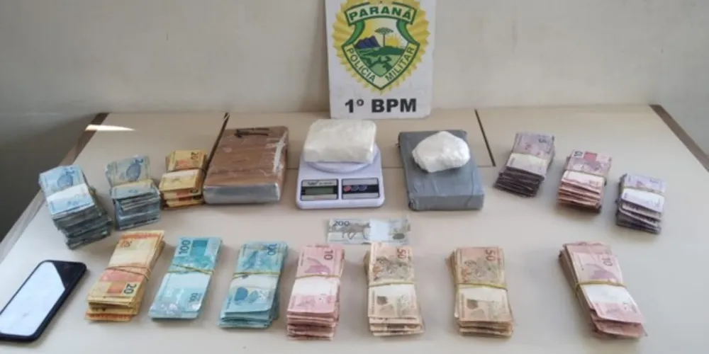 Ação policial localizou cocaína e dinheiro em espécie.