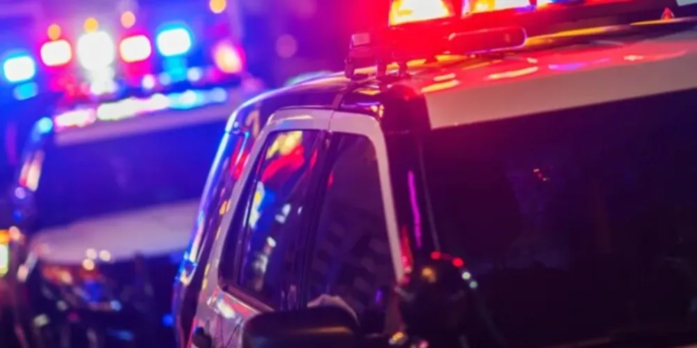 Caso foi na madrugada deste domingo e vítima do roubo ficou presa ao teto solar do próprio veículo