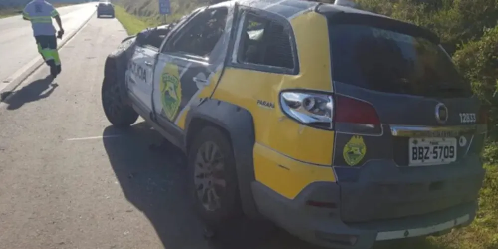 Policiais ficam feridos após viatura capotar durante perseguição nos Campos Gerais