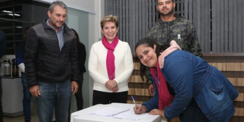 Presidente da antiga Prolar, prefeita de Ponta Grossa e munícipes beneficiados