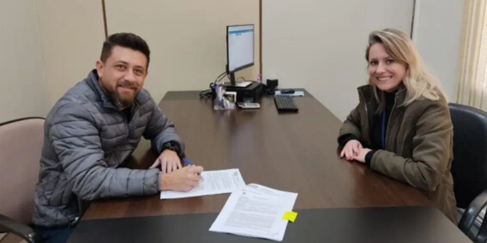 À esquerda liderança do 'Transformando Gerações' e à direita Tatyana Denise Belo