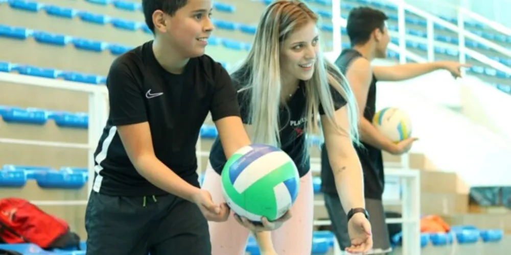O programa é também uma alternativa para que os estudantes em férias possam se divertir e praticar atividades esportivas.