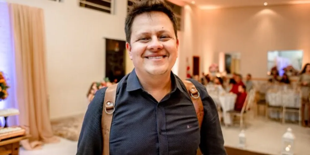 BDAY - O fotografo Rogério Junior recebeu as felicitações pela troca de idade na última segunda-feira (18). Da coluna RC os votos de felicidades e sucesso.