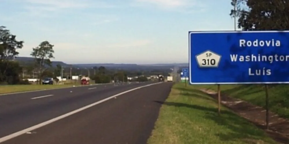 Trânsito na rodovia Washington Luis, em Duque de Caixas, foi afetado