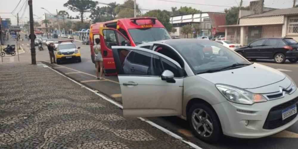 Veículo que passava pela rotatória acabou assustando a mulher de 57 anos