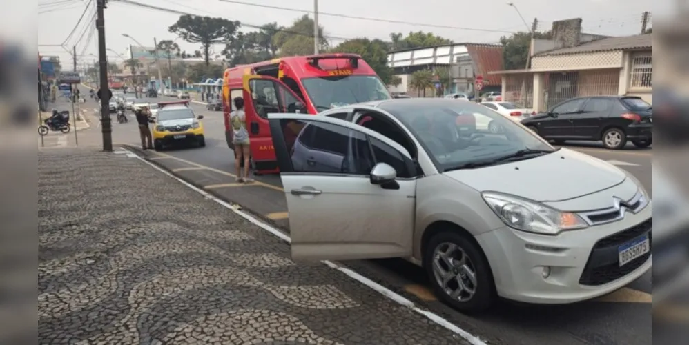 Veículo que passava pela rotatória acabou assustando a mulher de 57 anos