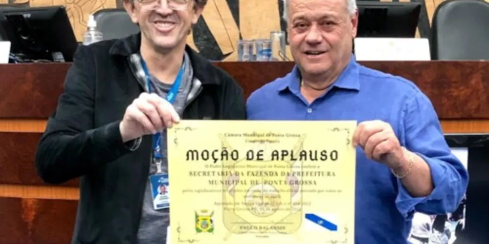 À esquerda o secretário Claudio e à direita o vereador Balansin.