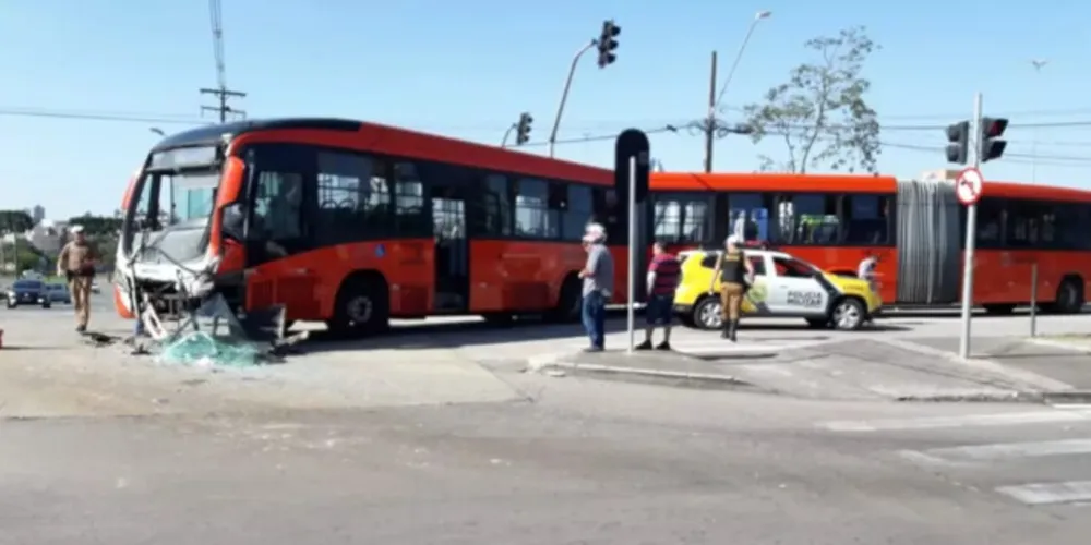 Ambos os motoristas disseram que cruzavam a esquina no sinal verde; entenda o caso