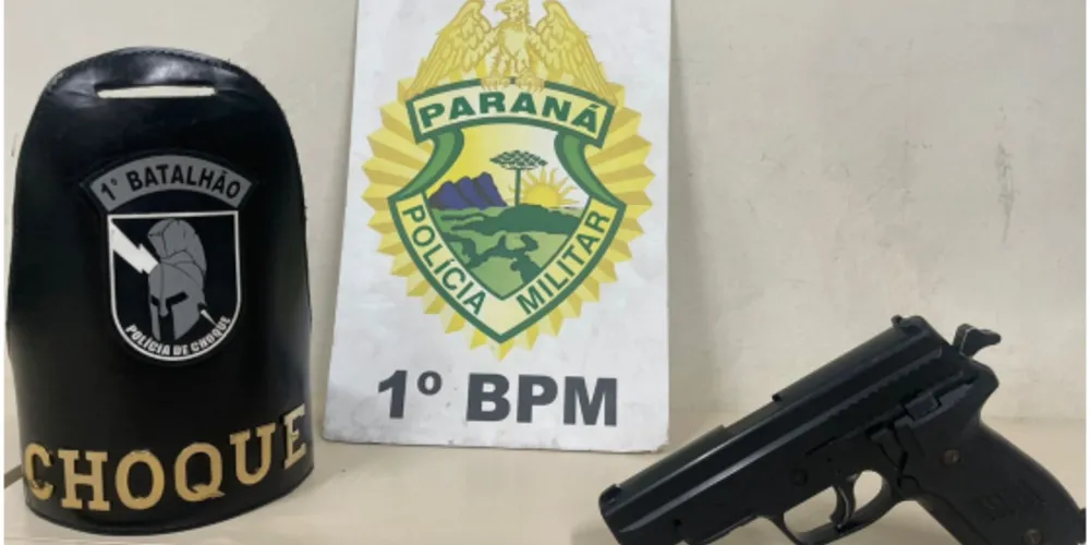 Um dos itens apreendidos foi uma arma de brinquedo