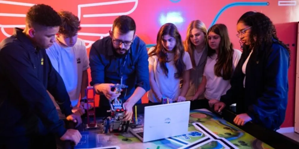 Alunos em aula de robótica