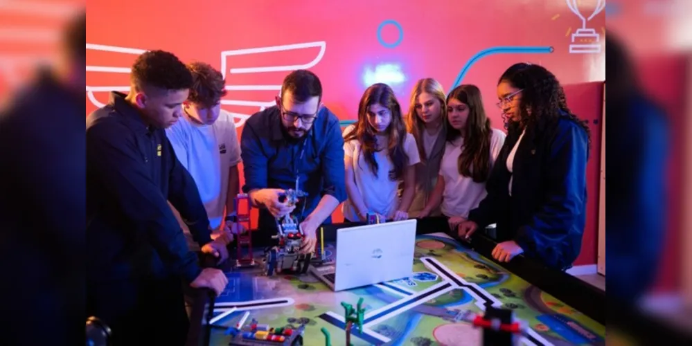 Alunos em aula de robótica