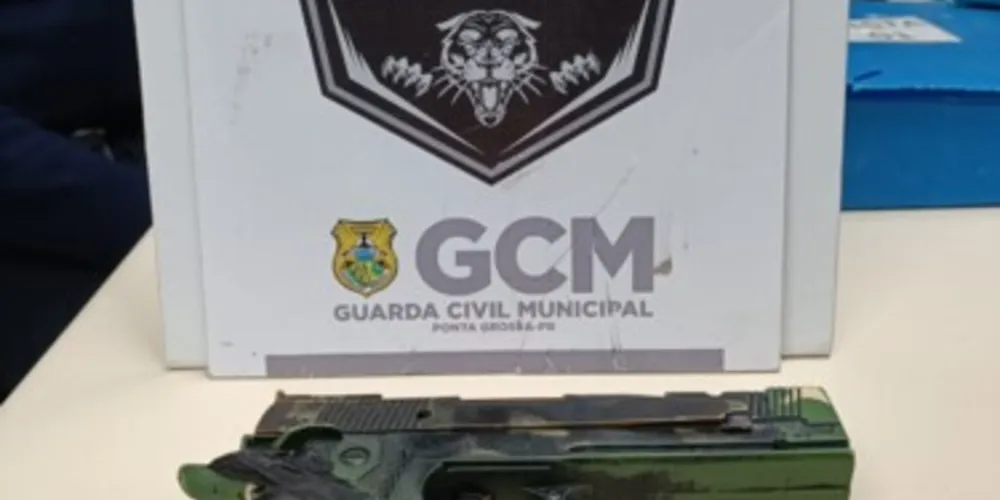 Simulacro de arma de fogo foi apreendido pelos agentes de segurança