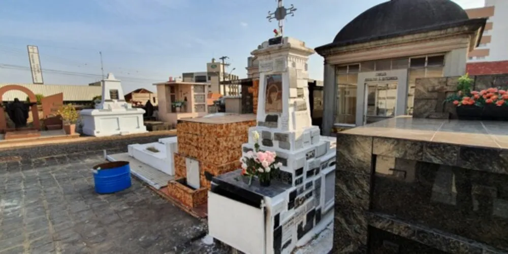 Hoje, o túmulo de Corina é o mais visitado no Cemitério São José, e ela é considerada a santa popular dos Campos Gerais.