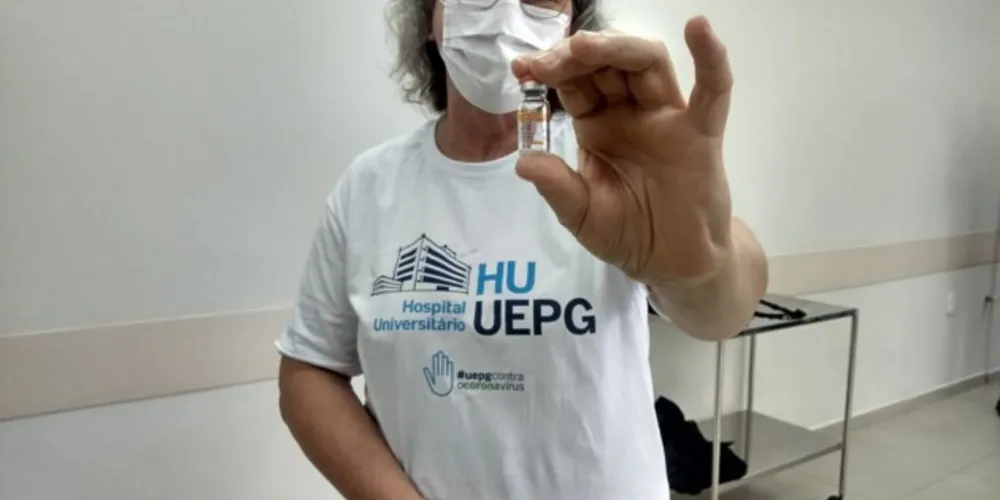 Enfermeira Terezinha Silveira, do HU-UEPG, foi a primeira pessoa a receber a vacina da covid-19 em Ponta Grossa