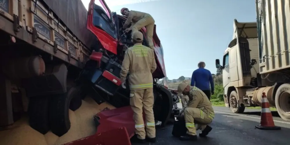 Equipes da Polícia Rodoviária Federal (PRF) e Corpo de Bombeiros estão no local