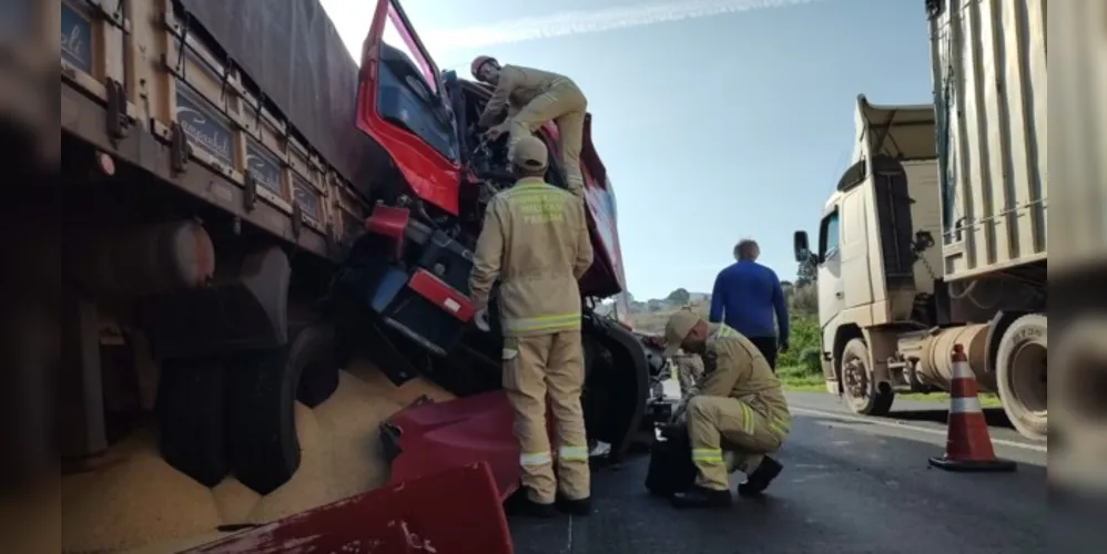 Equipes da Polícia Rodoviária Federal (PRF) e Corpo de Bombeiros estão no local