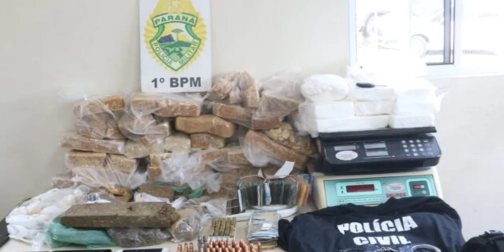 Foram apreendidos mais de 34 quilos de drogas nesta sexta-feira (15). Também foram localizadas munições e outros equipamentos