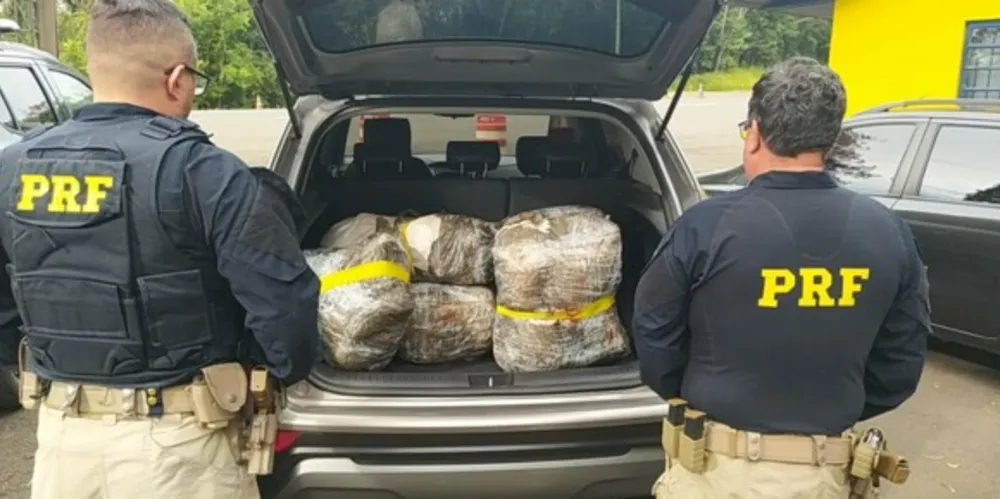 As equipes abordaram os automóveis na BR-376, por volta das 10 horas da manhã