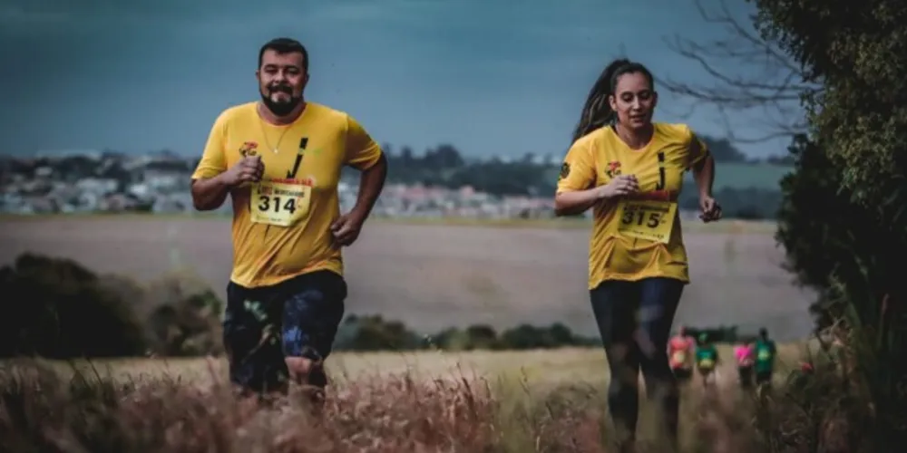 Evento na área rural de Ponta Grossa aconteceu no fim da tarde de sábado, com largada para os trajetos de cinco e 10 quilômetros.