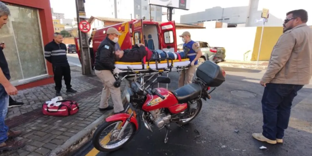 Colisão foi na esquina entre as ruas do Rosário e Santos Dumont na manhã desta terça-feira (19)