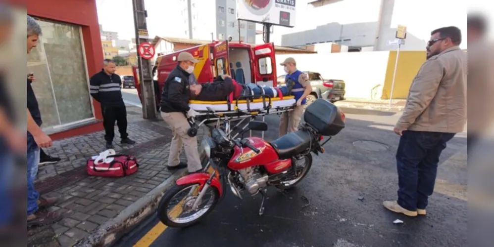 Colisão foi na esquina entre as ruas do Rosário e Santos Dumont na manhã desta terça-feira (19)